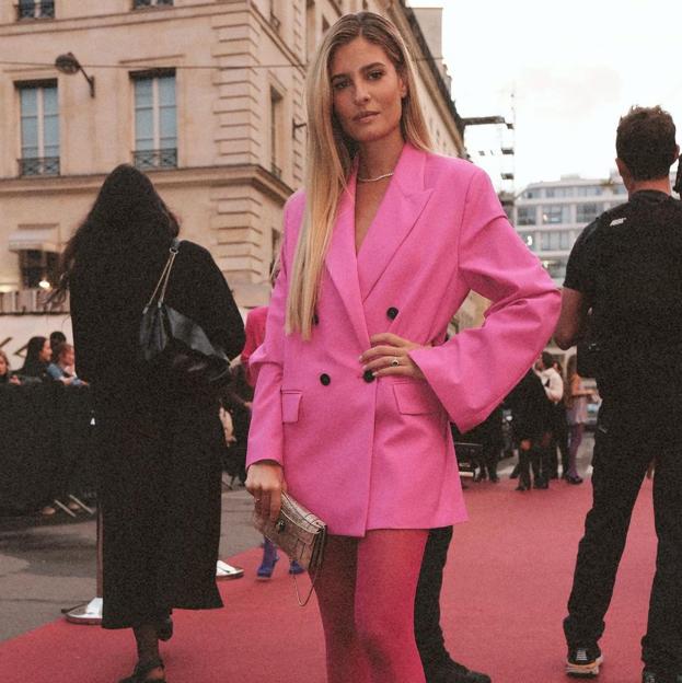 El total look rosa súper tendencia que vas a copiar este otoño con blazer de Mango y medias incluidas