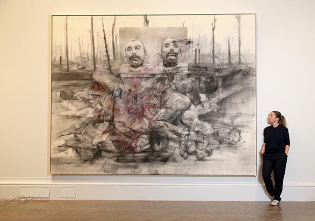 Jenny Saville, la artista viva más cotizada del mundo que aprendió a pintar desnudos viendo trabajar a un cirujano plástico