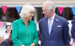 Así ha conseguido Camilla que su complicada historia de amor con Carlos III dure más de 50 años: pasión, complicidad (y humillaciones)