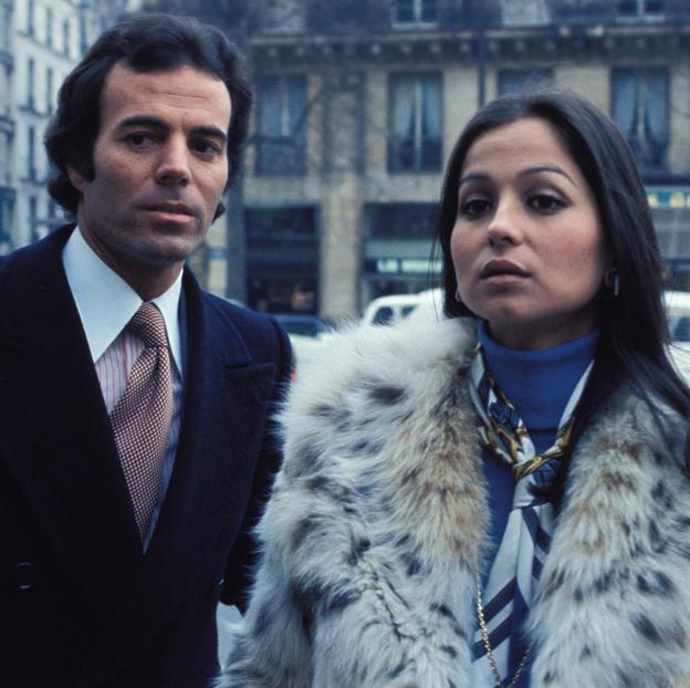 Julio Iglesias junto a Isabel Preysler. 