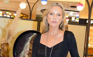 Tenemos la versión low cost del vestido negro fruncido más favorecedor de Kate Moss en su paso por París