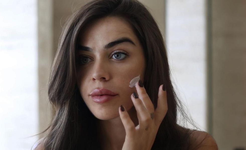 El contorno de ojos que eligen las influencers para abrir la mirada y acabar con las ojeras