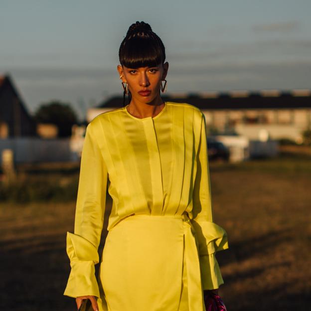 La blusa de Zara de la (no) suerte: la prenda perfecta y muy barata para los looks de oficina que triunfa entre las royals