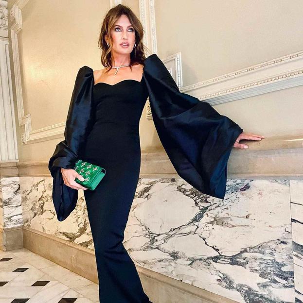 Este es el look de invitada que vas a querer llevar en tus próximos eventos porque rejuvenece y estiliza la figura a los 50