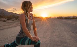 Upavistha Konasana, la postura de yoga del ángulo abierto que alarga los músculos de las piernas y mejora la movilidad de las caderas