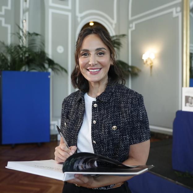 Ana Boyer tiene el traje más favorecedor de la temporada (y el que más rejuvenece): un dos piezas azul marino que hemos encontrado en Mango muy barato