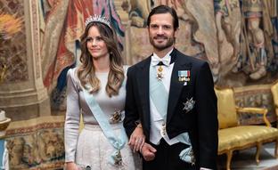 Sofía de Suecia sorprende con un impresionante vestido de aire nupcial (que tiene copia low cost) y la tiara de su boda en el Palacio Real de Estocolmo