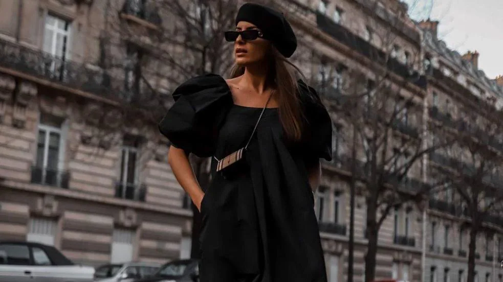 El vestido negro (mini, midi o largo) es el básico de armario de tus looks de otoño