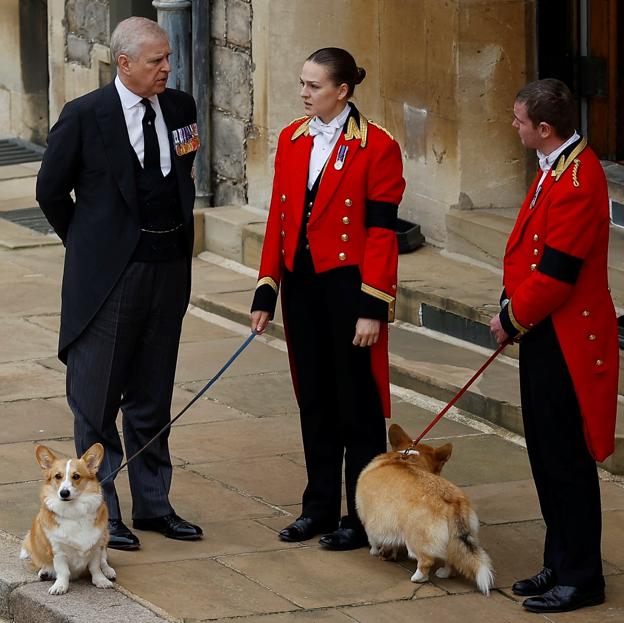 El príncipe Andrés con el servicio y los corgis de su madre en el funeral de Isabel II.