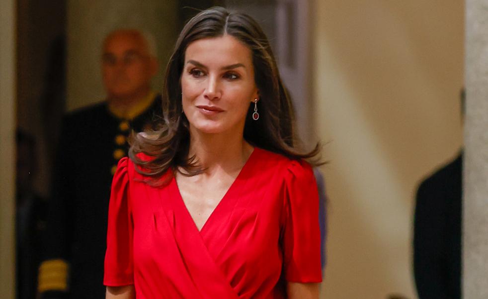 El original vestido rojo de Sfera que llevaría la reina Letizia y que ya está agotado y con lista de espera