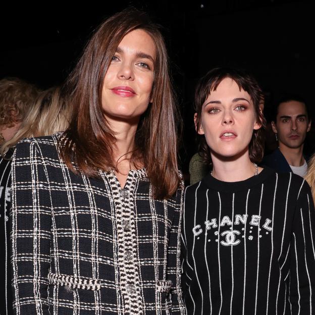 Carlota Casiraghi junto a la actriz Kristen Stewart durante el show de Chanel en la Semana de la Moda de París.