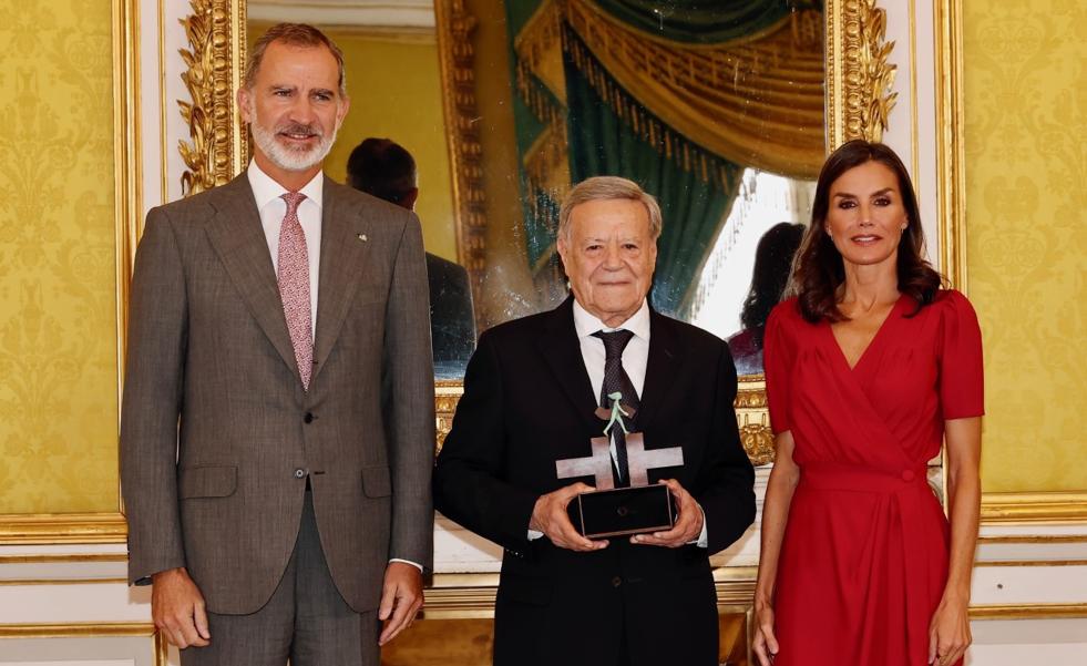 La reina Letizia rescata su vestido rojo más favorecedor y lo puedes comprar en Mango baratísimo