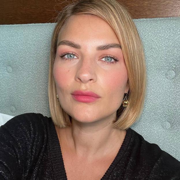 Este sérum de ácido hialurónico deja la piel lisa y sin arrugas para aplicar la base de maquillaje