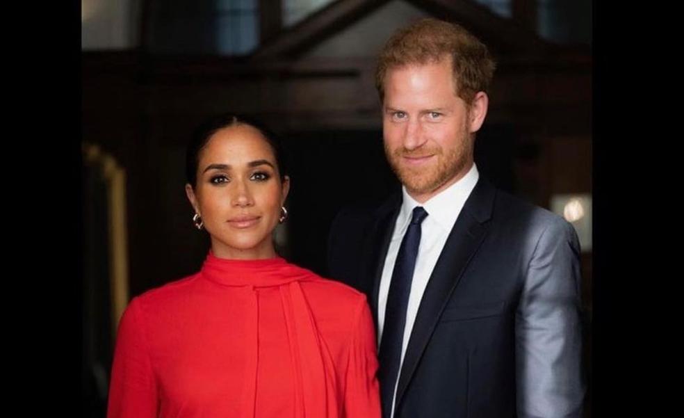 El conjunto rojo tendencia de Mango que copia el último look favorito de las royals