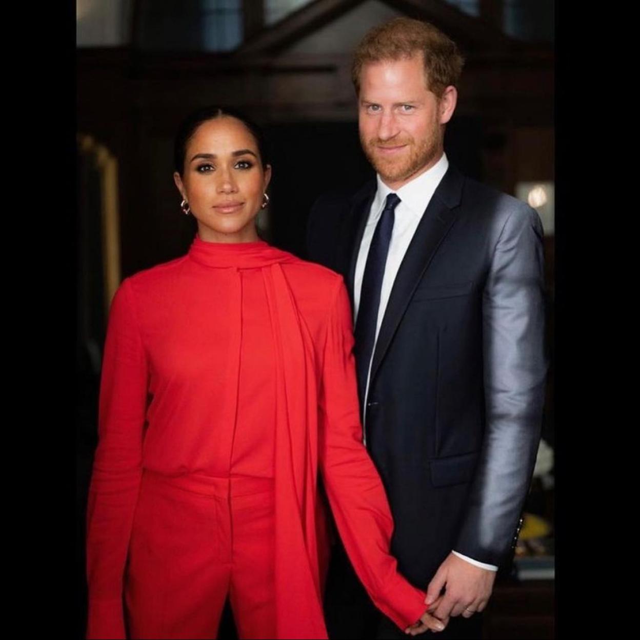 El conjunto rojo tendencia de Mango que copia el último look favorito de las royals