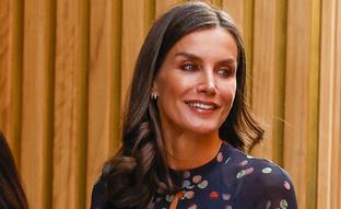 La reina Letizia lleva el vestido de Massimo Dutti más ponible y rejuvenecedor del otoño