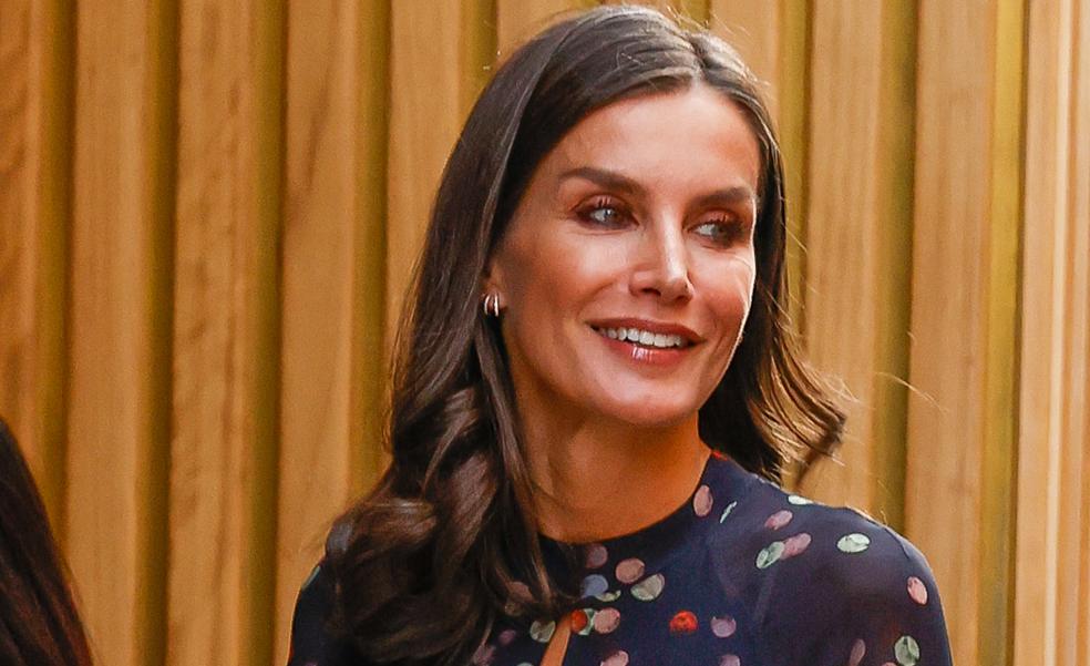 La reina Letizia lleva el vestido de Massimo Dutti más ponible y rejuvenecedor del otoño