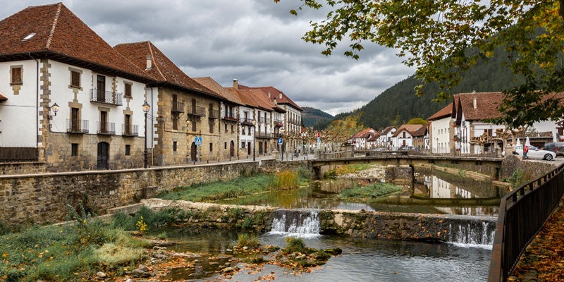Ochagavía, el precioso pueblo navarro asomado al espectáculo otoñal de la Selva de Irati