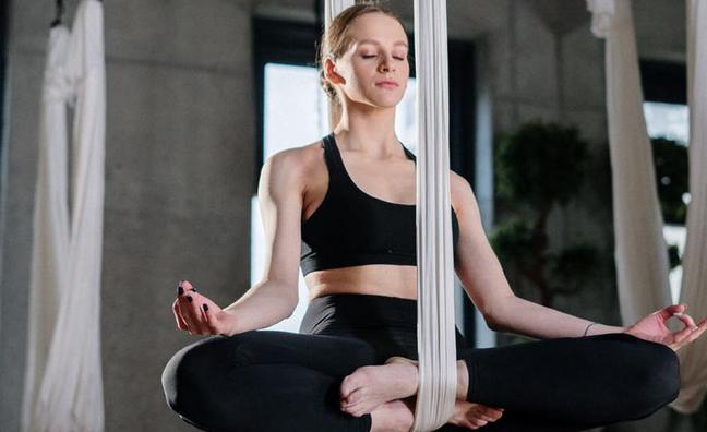 Aeroyoga: el yoga aéreo más espectacular que trabaja todo tu cuerpo, ayuda a tus digestiones y alivia tu estrés