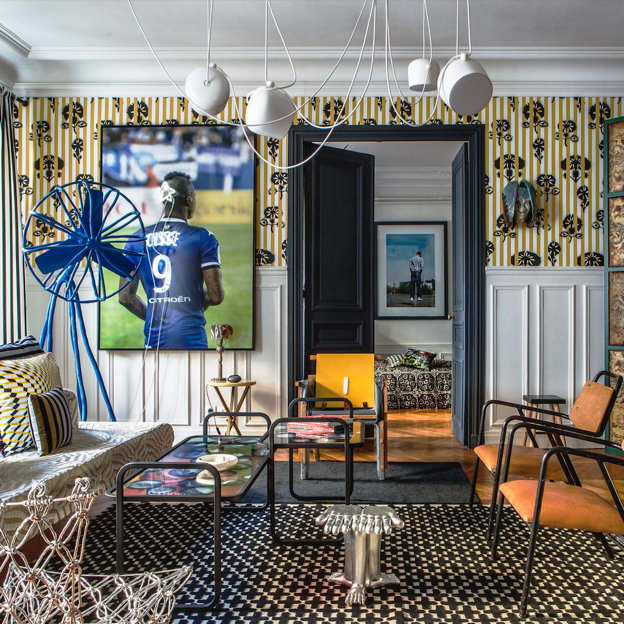 Las claves deco de la impresionante casa en París de Sacha Walckhoff, director creativo de Maison Christian Lacroix: estilo barroco, juegos de color y lujosas obras de arte