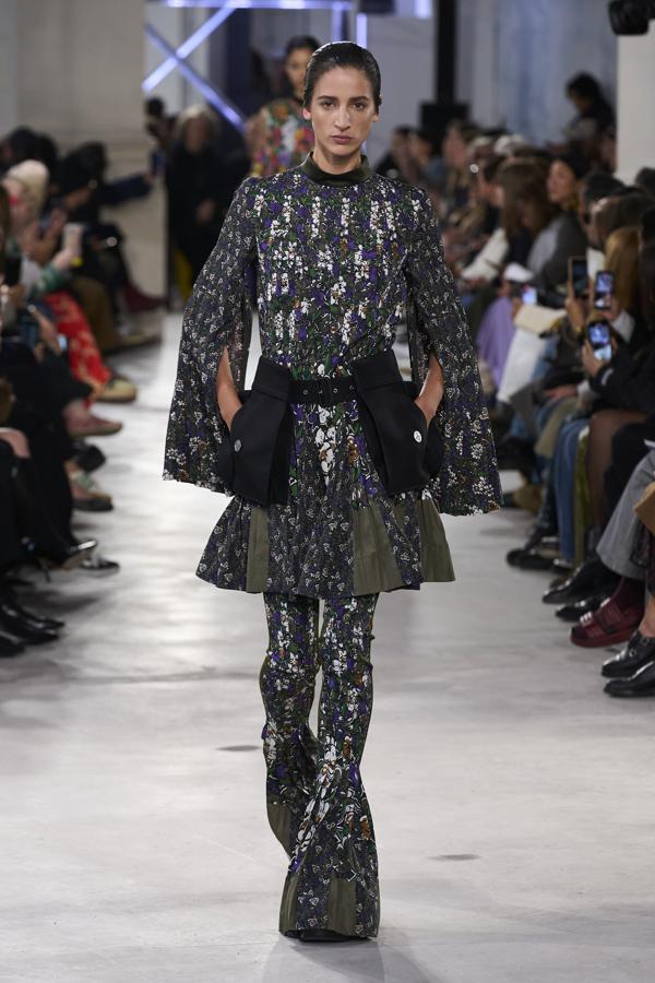 Los mejores desfiles de la Semana de la Moda de París: Sacai apuesta por looks despreocupados con cortes y pliegues
