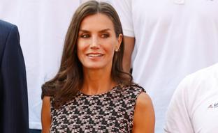 El look de oficina barato de la reina Letizia con pantalones anchos negros de Zara y unos originales zapatos de tacón cómodo