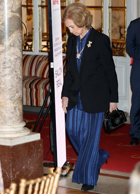 La reina Sofía con un conjunto azul. / GTRES