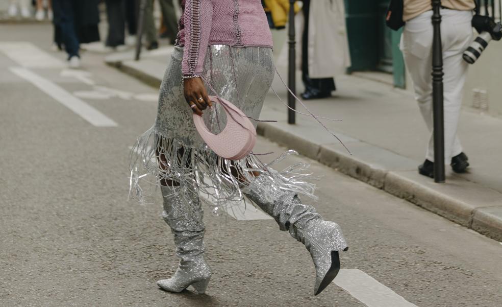 Estas botas cowboy plateadas, con lista de espera y tendencia triunfan entre las influencers y las prescriptoras de moda