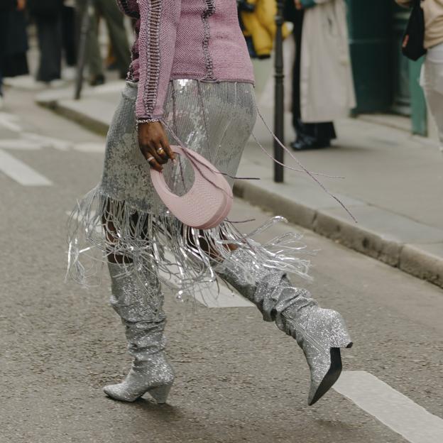 Estas botas cowboy plateadas, con lista de espera y tendencia triunfan entre las influencers y las prescriptoras de moda