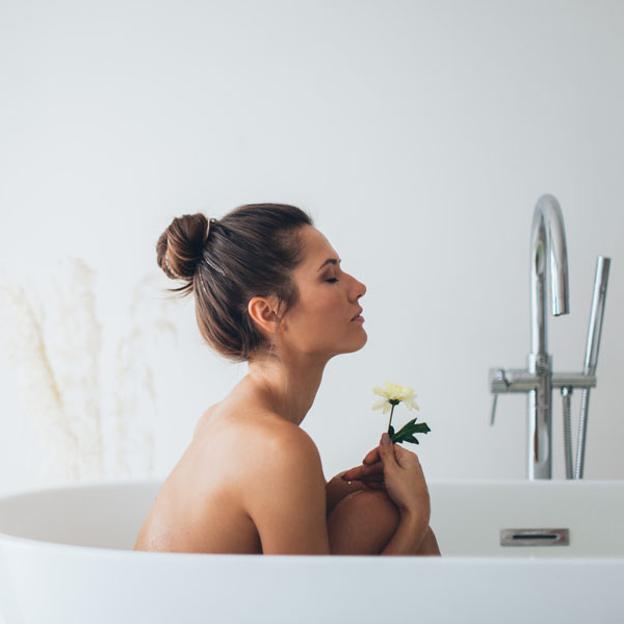 Los baños con hielo o agua fría ayudan a perder peso y quemar grasa (y no es un mito)