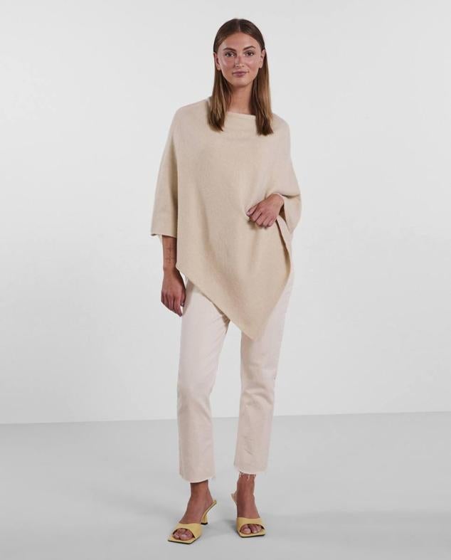 Las capas y ponchos más estilosos y cómodos que triunfan en el street style