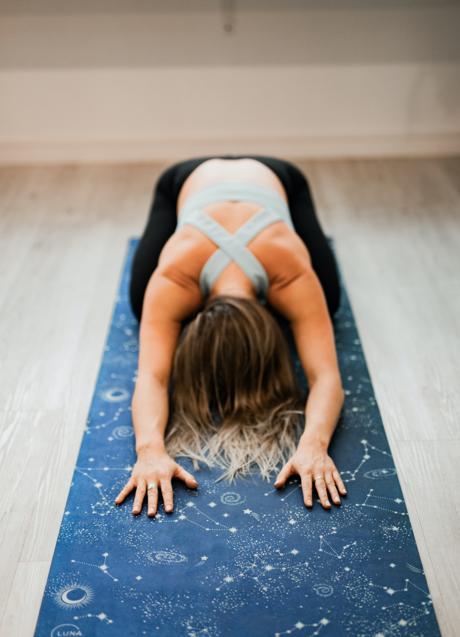 Practicar padahastasana mejora la flexibilidad/UNSPLASH 