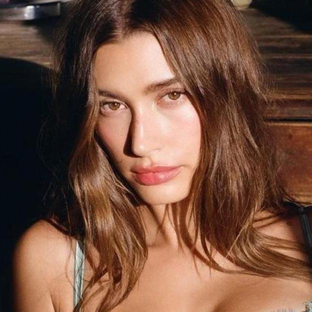 Los expertos (y las famosas) dicen que lo único que necesitas para tus comidas de Navidad es este iluminador que ilumina y corrige imperfecciones