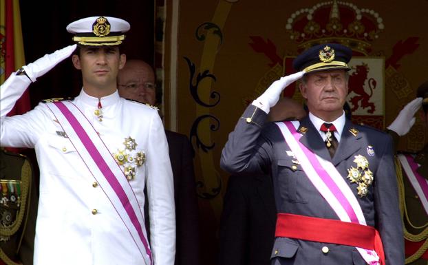 El rey Juan Carlos y el príncipe de Asturias, Felipe, en el desfile de 2001. 