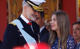 La infanta Sofía triunfa en el Día de la Hispanidad con un vestido mini a juego con el de su madre la reina Letizia