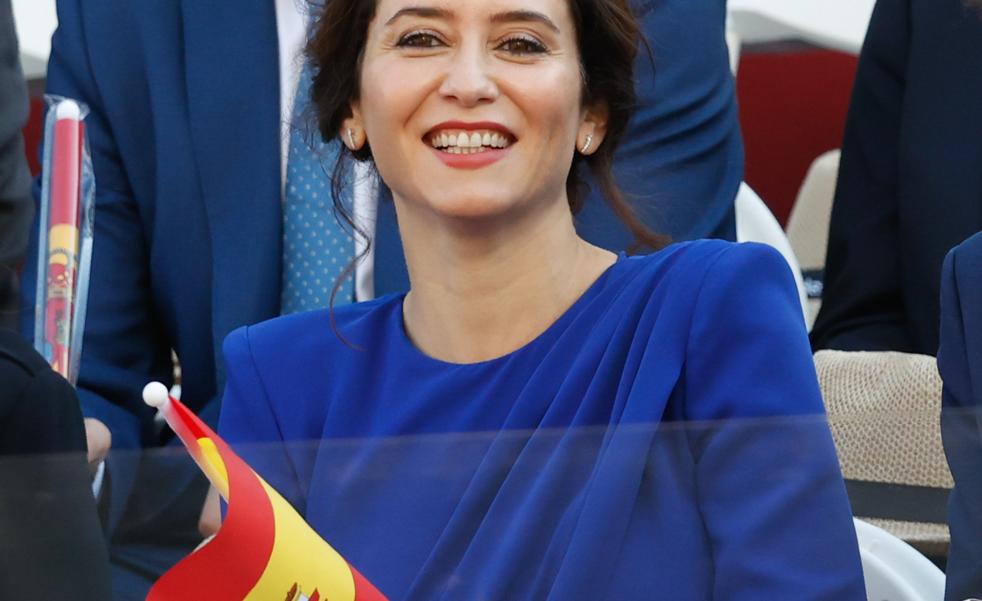 El vestido azul de Isabel Díaz Ayuso, el look más elegante y favorecedor del Día de la Hispanidad (que puedes copiar en Zara)