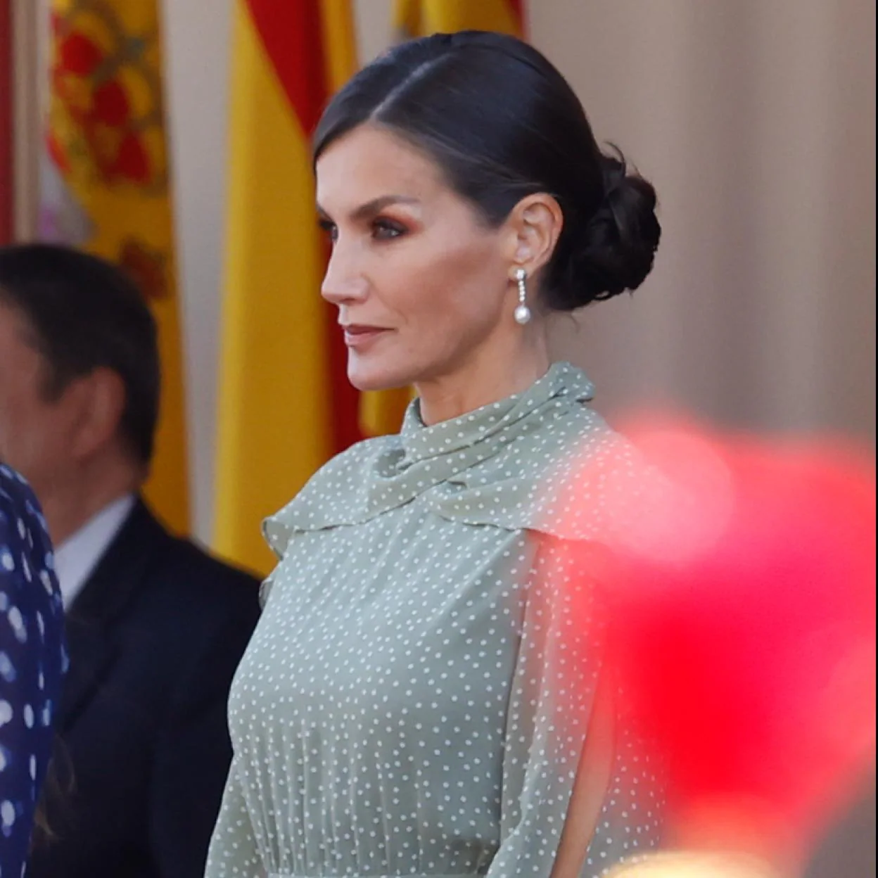 El espectacular look de la reina Letizia en el Día de la Hispanidad con un  vestido de lunares | Mujer Hoy