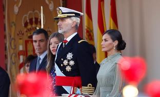 El espectacular look de la reina Letizia en el Día de la Hispanidad: un original vestido de lunares muy favorecedor que rejuvenece