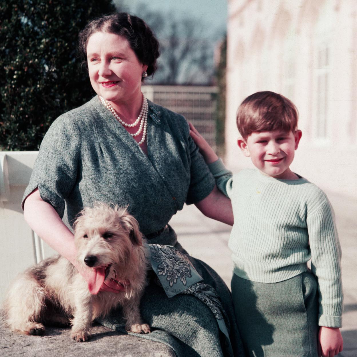 Carlos III posa en su infancia con su abuela Isabel Bowes-Lyon./getty