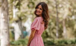 Zara tiene el vestido rosa que todas las invitadas de otoño quieren en su armario para reutilizar luego con botas altas