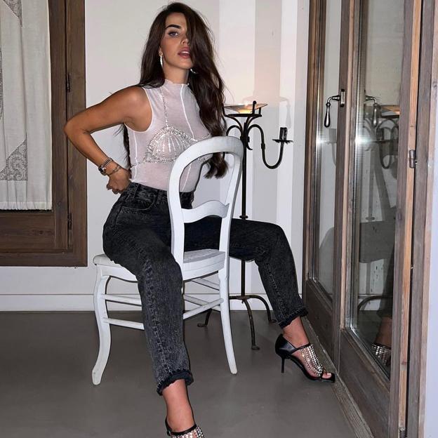 El perfume que usa esta influencer es ideal para el otoño por su toque amaderado e intenso