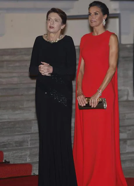 Lq reina Letizia con el vestido rojo de Stella McCartney. / GTRES