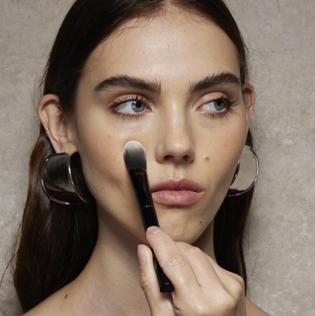 El maquillaje de los 2000 con efecto glow más fácil y rápido de hacer que te salvará cualquier plan imprevisto