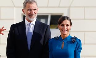 El espectacular vestido azul de la reina Letizia en Alemania de Carolina Herrera (la firma que le trae buena suerte) que va a ser tu look de invitada favorito