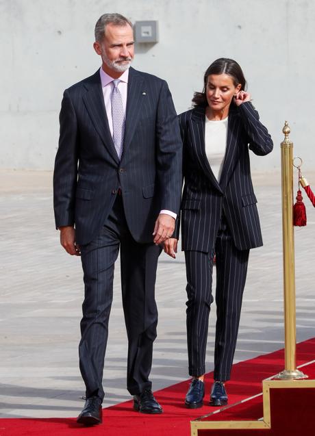 La reina Letizia escogió un traje de raya diplomática. / GETTY