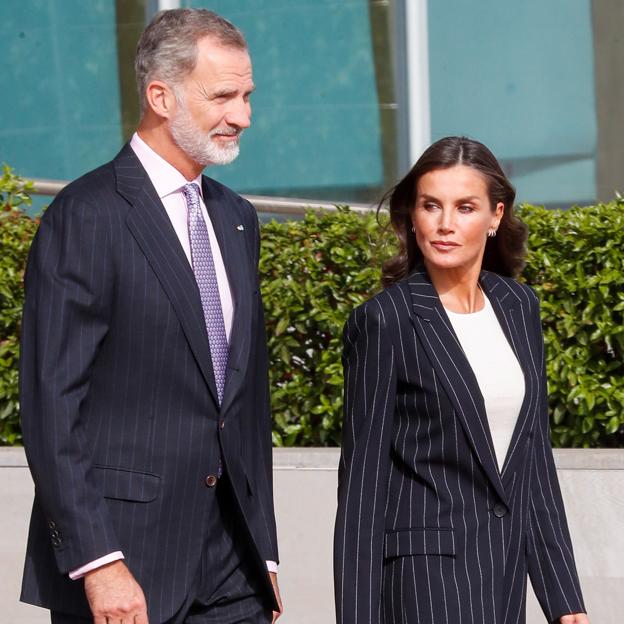 Letizia se supera en Alemania con un look ultra elegante de falda lápiz, top fruncido y pendientes de zafiros (heredados de la reina Sofía)