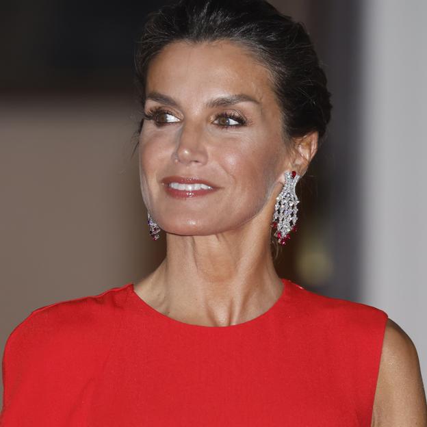 La reina Letizia se pone otra vez su más espectacular y mítico vestido rojo para deslumbrar en la cena de gala de Alemania