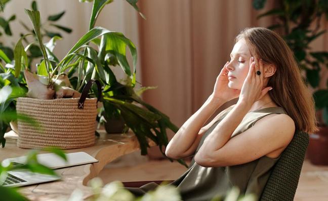 Los mejores remedios naturales para acabar con la migraña y el dolor de cabeza: agua, magnesio y aceites esenciales