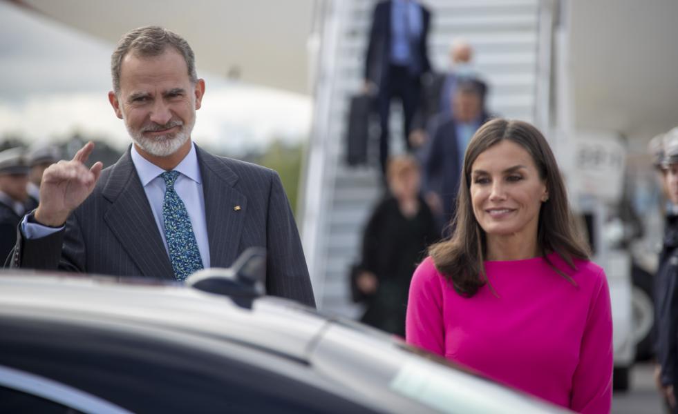 La reina Letizia aterrizó en la Feria del Libro de Frankfurt con su vestido rosa favorito (que cuesta menos de 30 euros en Mango)