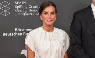 Letizia se supera en Alemania con un look ultra elegante de falda lápiz, top fruncido y pendientes de zafiros (heredados de la reina Sofía)